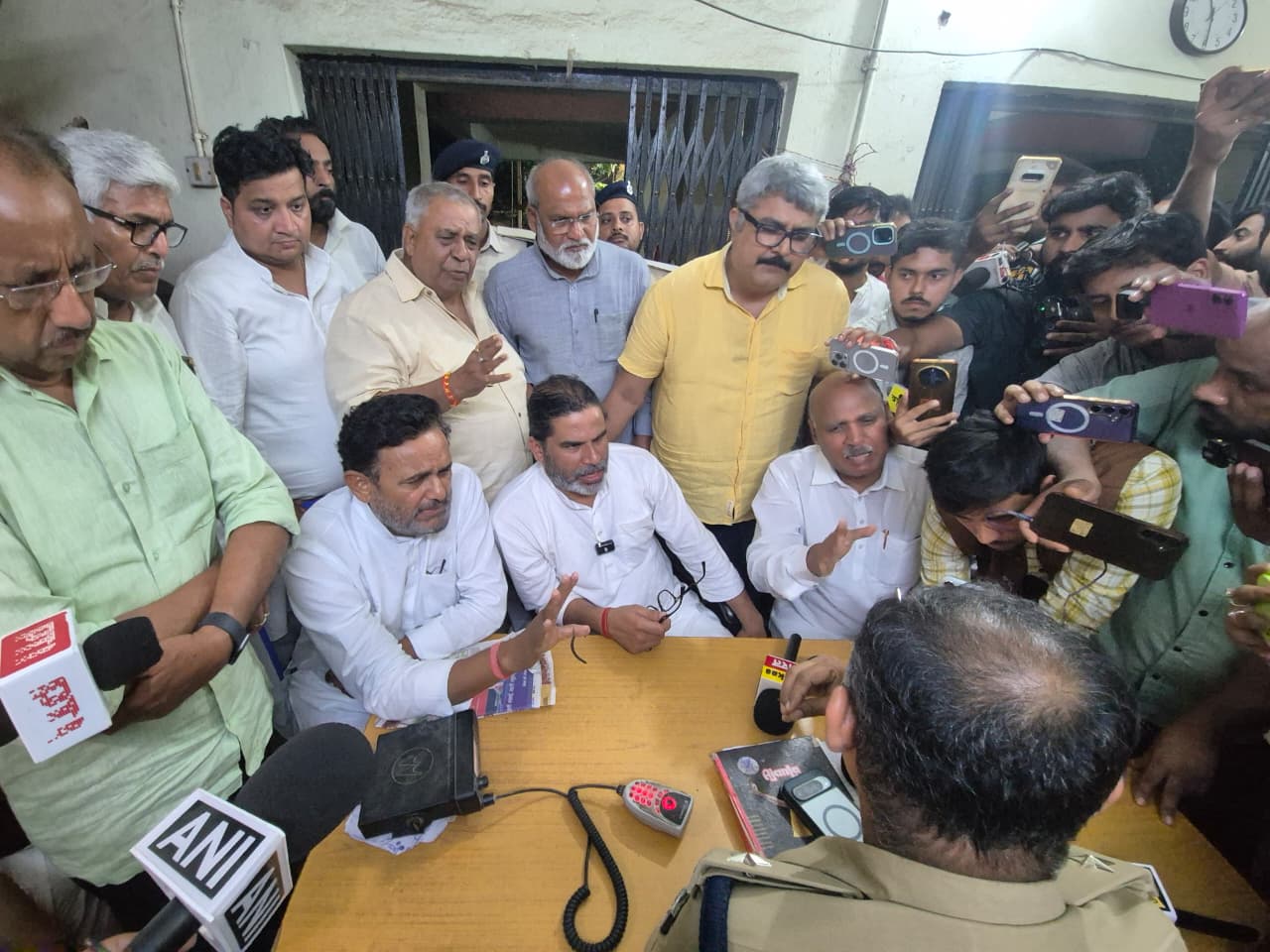 प्रशांत किशोर बुधवार देर रात पार्टी नेताओं के साथ जकनपुर थाने पहुंचे थे।