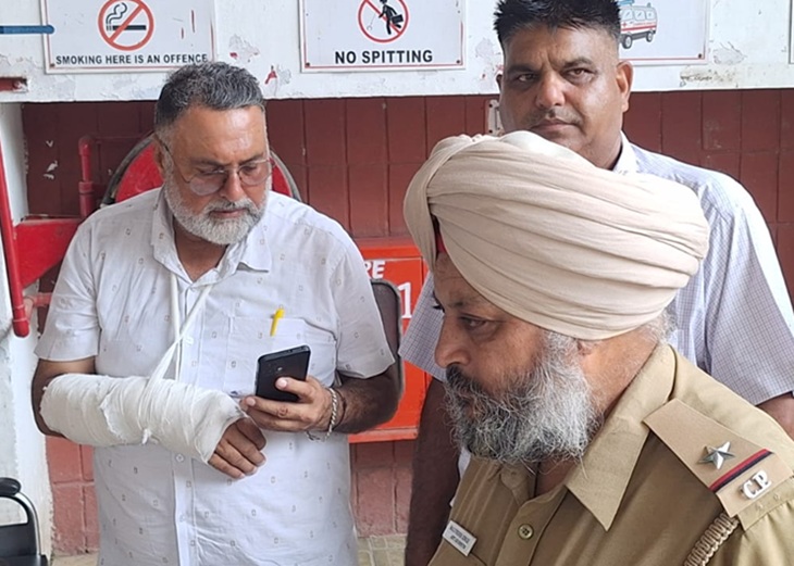 ASI गुरजीत सिंह, जिनकी बाजू में फ्रैक्टर आया है।