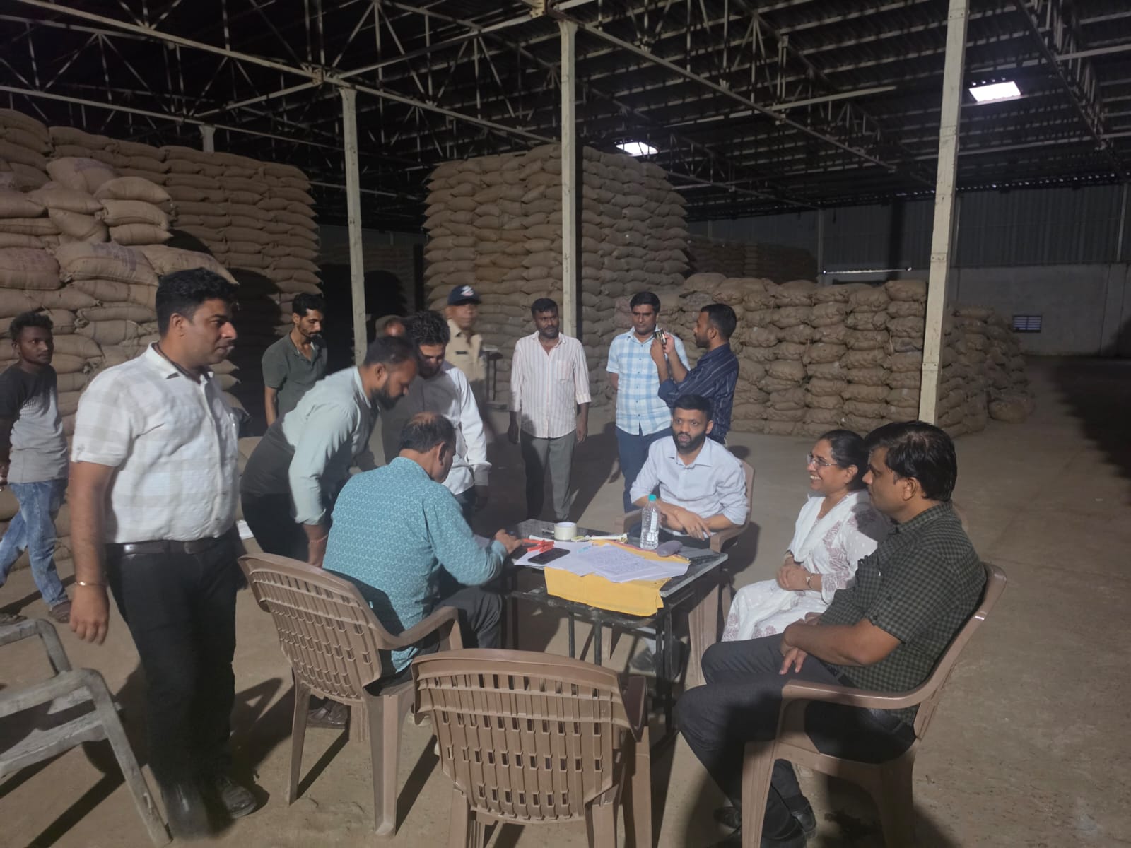 गोदाम पर जांच करती टीम। इस मामले में 3 लोगों के खिलाफ मामला दर्ज किया गया है.