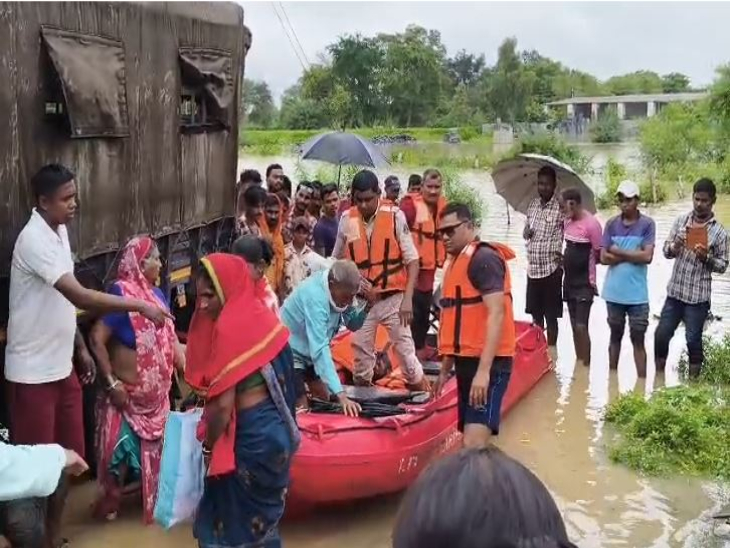 पानी से घिरे एक घर में फंसे एक ही परिवार के छह सदस्यों को राज्य आपदा मोचन बल (SDRF) की टीम ने मोटर बोट की मदद से सुरक्षित बाहर निकाला।