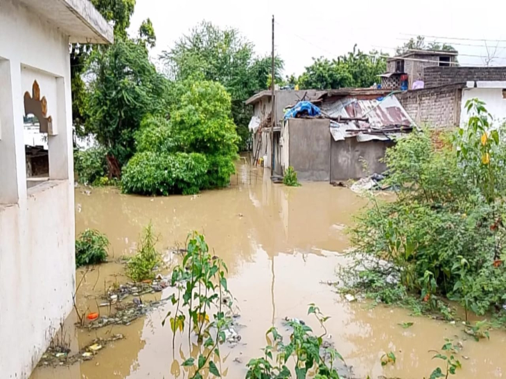 प्रशासन ने महानदी के सभी तटीय इलाकों में अलर्ट जारी कर दिया है।