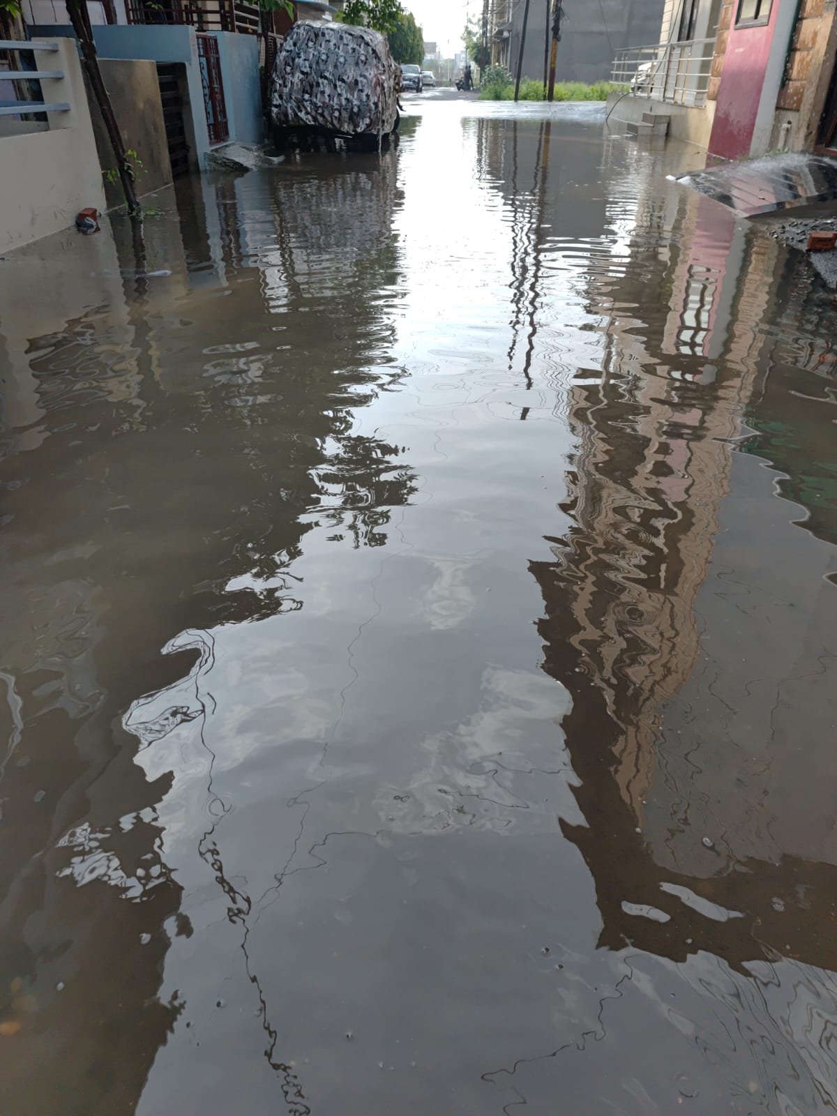 सिंधी कॉलोनी क्षेत्र में रोड पर जमा पानी।