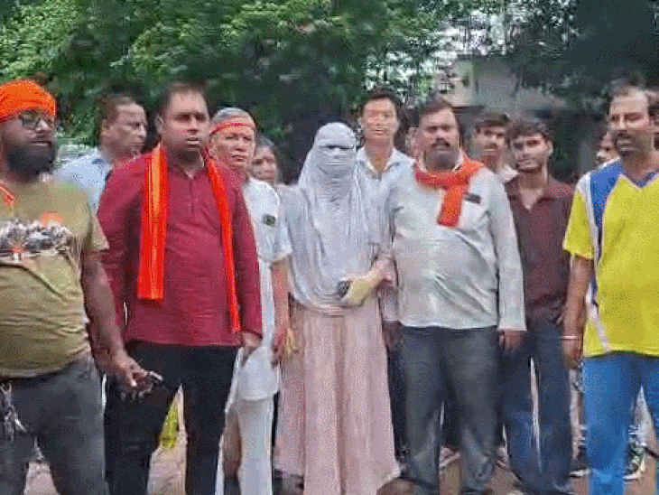 Dharm Sena workers who reached the SP office with the victim woman.