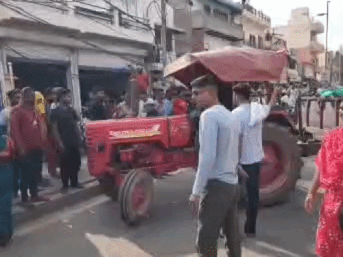 जाम खुलने के दौरान ट्रैक्टर को हटाते हुए।