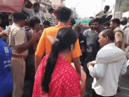 जाम के दौरान मृतक के परिजनों की हालत खराब हुई।