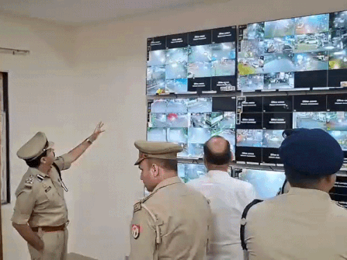 निरीक्षण के दौरान मौजूद डीआईजी कलानिधि नैथानी, डीएम डा. वीके सिंह और एसएसपी अविनाश पांडेय।