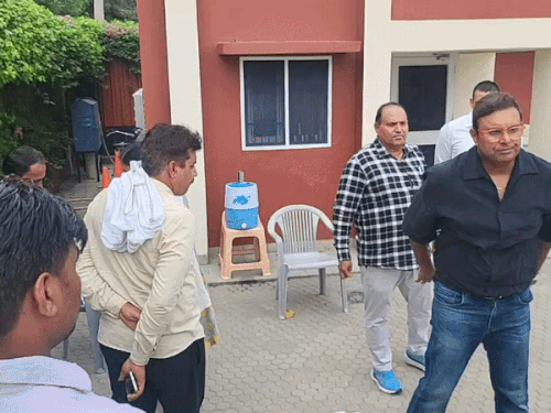 आरोपी डॉक्टर, फूड सेफ्टी अफसर बनकर डेयरी पर छापेमारी करता था।