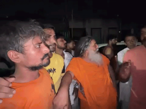 कांवड़ खंडित होने पर मौके पर शिव भक्तों की भीड़ जमा हो गई।