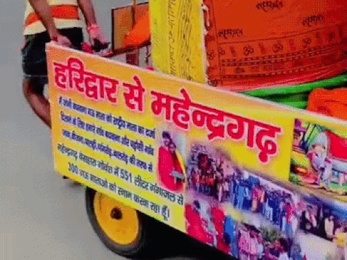 जोनी अपने दोस्तों के साथ मिलकर महेंद्रगढ़ में गोशाला चलाते हैं।