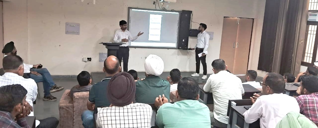 बूथ लेवल अधिकारियों एवं सुपरवाइजरों के लिए प्रशिक्षण देते नोडल।