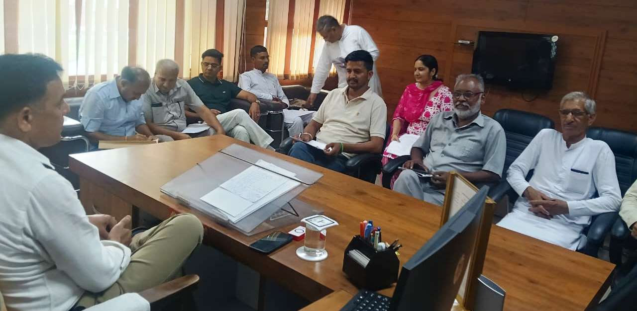 एसडीएम राजेंद्र कुमार राजनीतिक दलों के साथ मीटिंग करते हुए।
