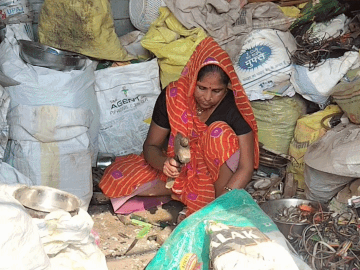 सागर के पिता मुरली कबाड लाने का काम करते हैं वही मां राममूर्ति स्क्रैप अलग करने का काम करती है