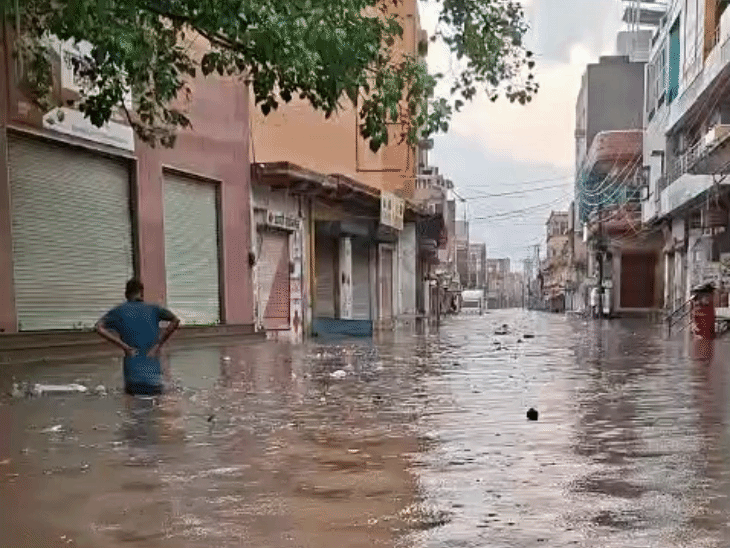 Due to heavy rain in Churu, Rajasthan, market roads in Sardarshahar were flooded with up to 3 feet of water.
