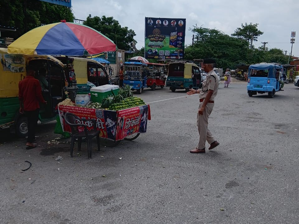 पुलिस ने बीसवां मिल चौक पर किया गया अतिक्रमण पूरी तरह से हटवाया।