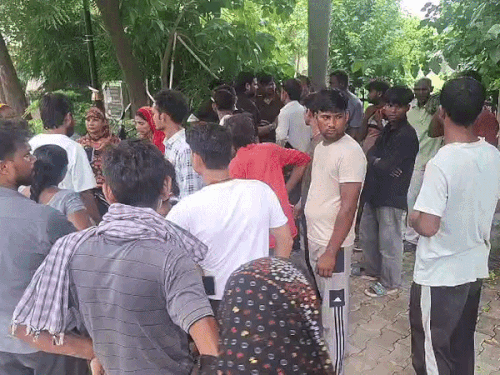 सेक्टर-14 स्थित कोठी नंबर-692 के बाहर सीवर लाइन को जोड़ने के लिए गड्ढा खोदने का काम चल रहा था