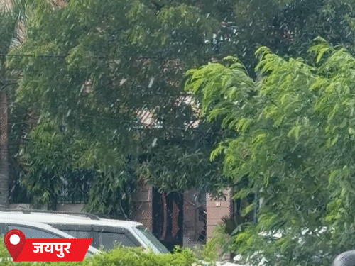 जयपुर में शुक्रवार को तेज हवा के साथ बारिश हुई, लेकिन इसके बाद भी जिले में उमस और गर्मी बनी रही।