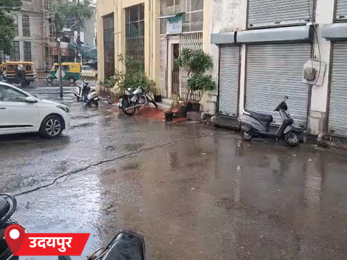 उदयपुर में शुक्रवार को बार-बार मौसम बदलता रहा। तेज उमस के बीच हल्की बारिश भी हुई।