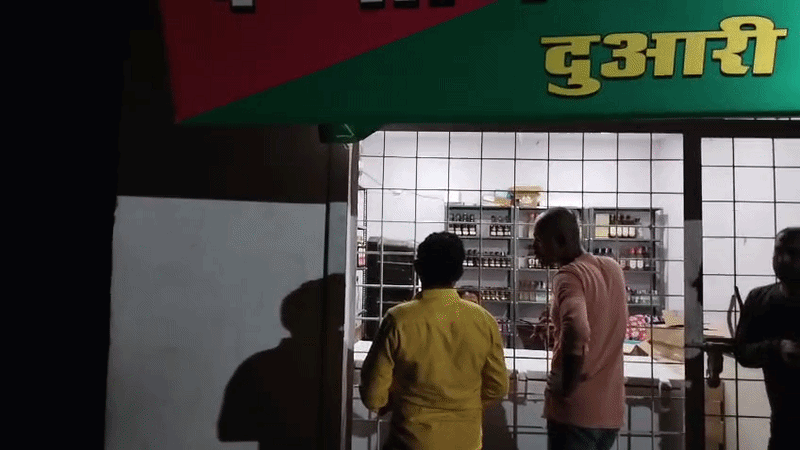 शराबियों के जमावड़े से माहौल बिगड़ रहा है।