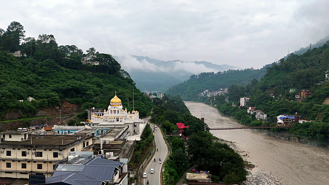 हिमाचल प्रदेश के मंडी में ब्यास नदी में पानी बढ़ गया है। तस्वीर गुरुद्वारा श्री गोविंद सिंह के पास की है।