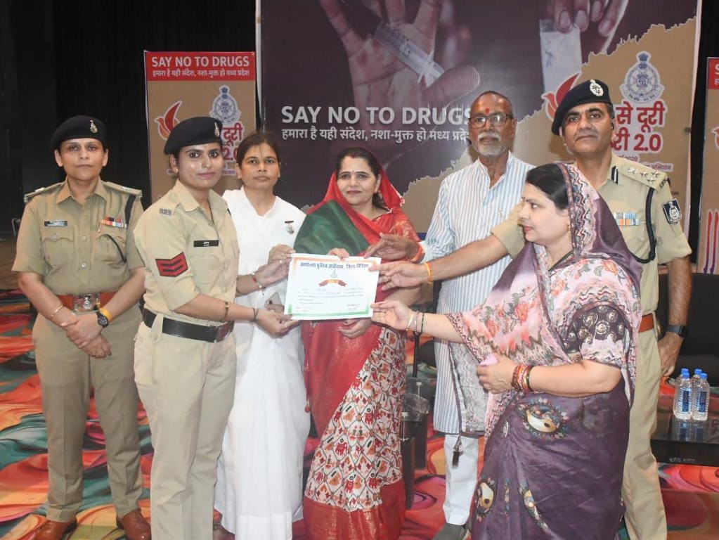 महिला पुलिसकर्मी को प्रमाण पत्र भेंट कर सम्मानित करते हुए।