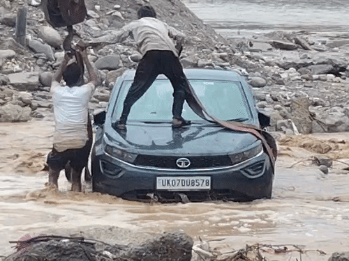 A car got stuck in Haridwar, Uttarakhand, due to a sudden rise in water in a dry river.