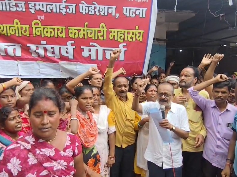 संयुक्त मोर्चा के‎ अशोक कुमार सिंह का कहना है कि महज दो मांग है। ‎समान काम के लिए समान वेतन और एनजीओ से ‎जितने स्टाफ नगर निगम में विभिन्न पदों पर रखे गए हैं,‎उन्हें निगमकर्मी घोषित किया जाएगा। - Dainik Bhaskar