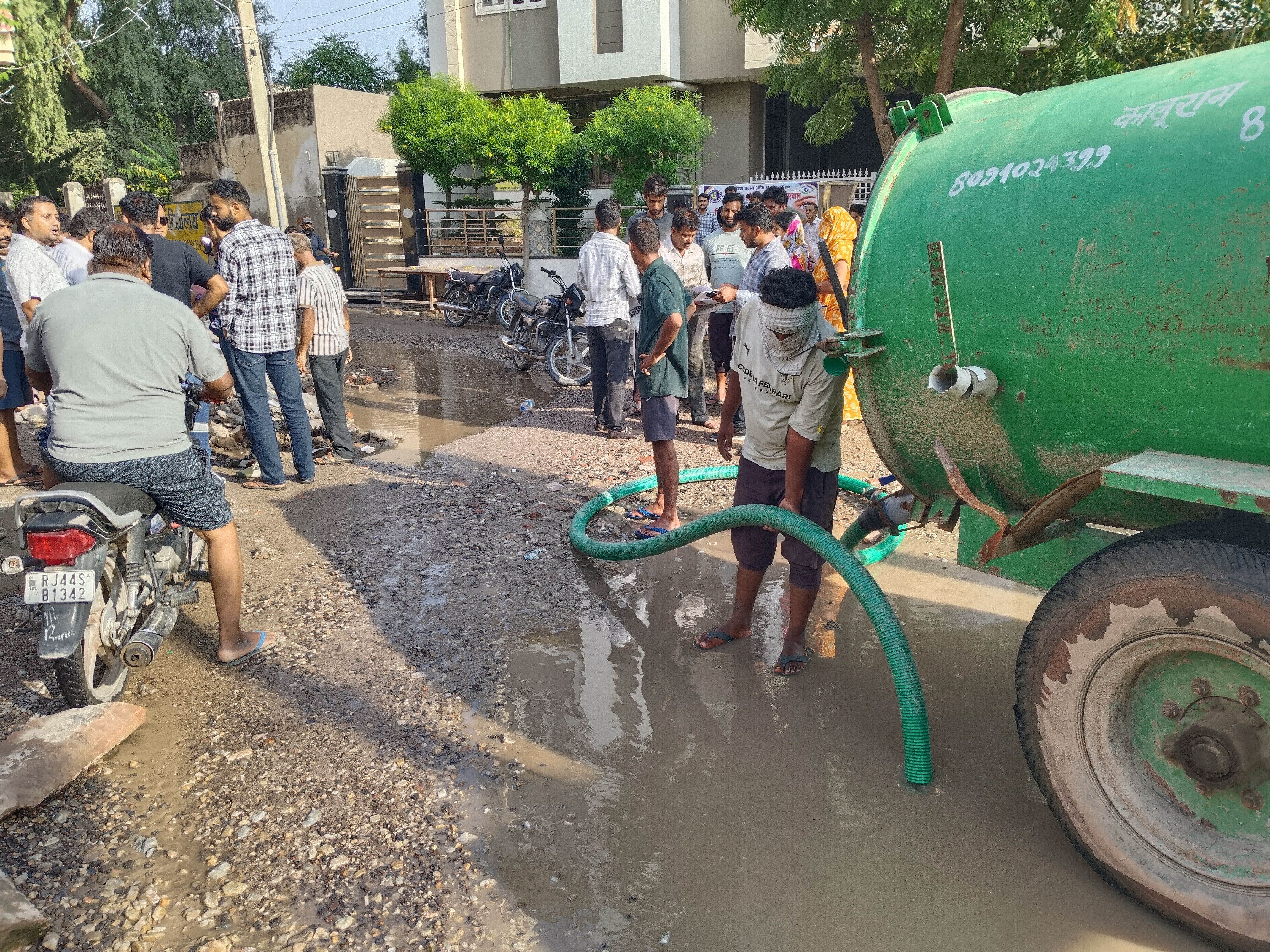नगर परिषद ने टैंकर भेजकर पानी निकलवाया।