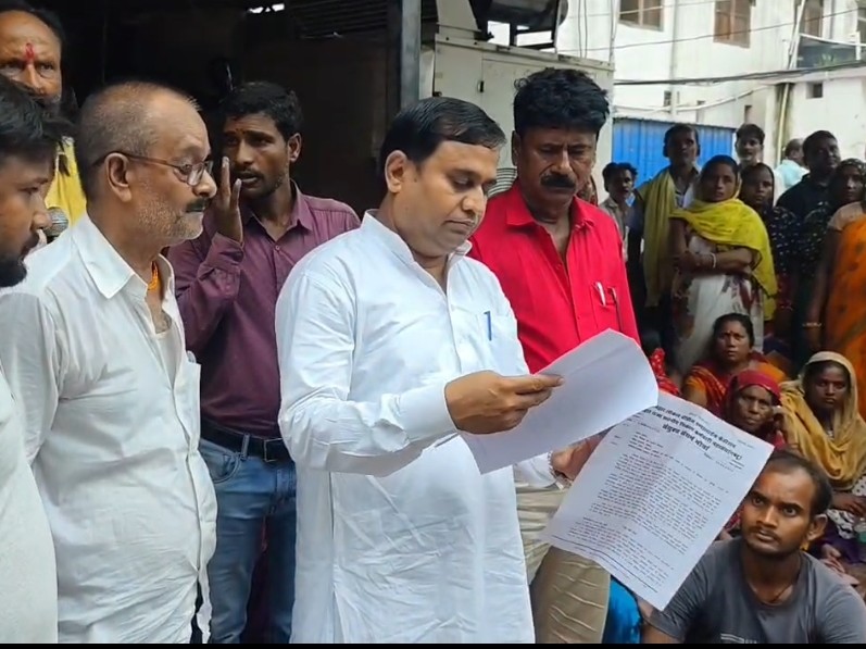हड़तालकर्मी निगम कर्मियों से मुलाकात करने पहुंचे एमएलसी व्रजवासी।