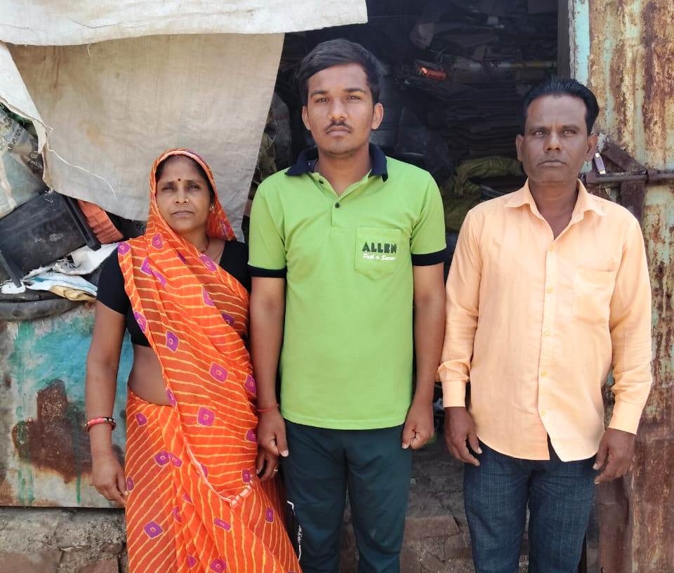 सागर अपने माता-पिता के साथ। परिवार में आर्थिक तंगी होने के बाद भी सागर ने अपनी पढ़ाई जारी रखी और नीट में सिलेक्शन हुआ।