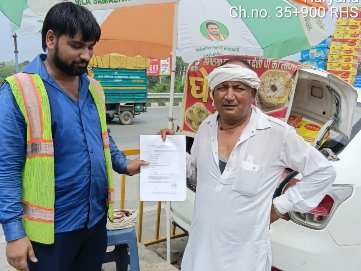 सोनीपत में NH 44 पर घेवर बेच रहे व्यक्ति को नोअिस देते हुए।
