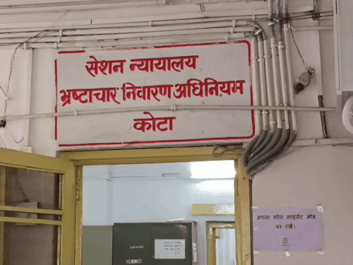 कोटा एसीबी ने कोटा विकास प्राधिकरण (KDA) में रिश्वत लेते गिरफ्तार हुए संविदाकर्मी कपिलराज व बाबू जुगल किशोर के खिलाफ कोर्ट में चालान पेश किया।