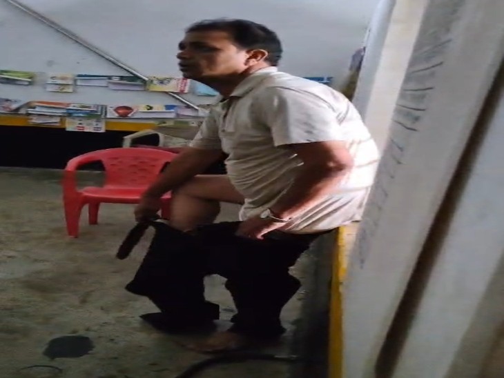 वीडियो बनता देख हेडमास्टर कपड़े पहनने लगा।