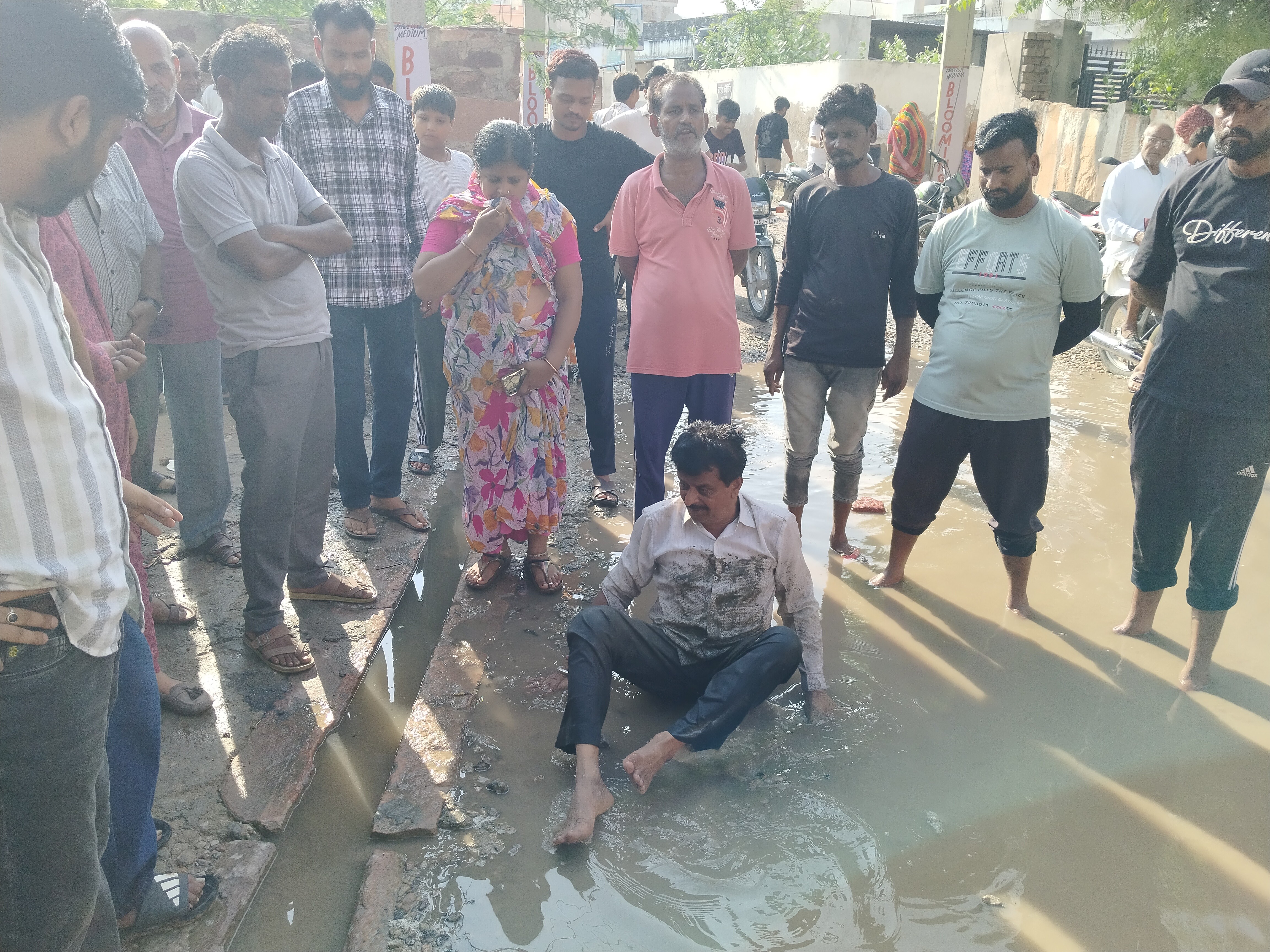 पार्षद के पति विद्याप्रकाश बागरेचा अपनी मांगों को लेकर कीचड़ में बैठ गए।