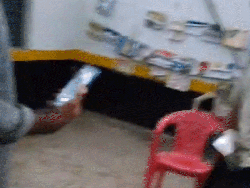 बच्चों की शिकायत के बाद परिजन स्कूल पहुंचे तो हेडमास्टर उनके सामने पहनने लगा पैंट