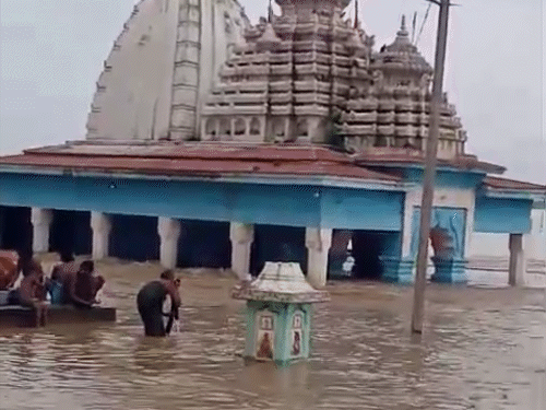 रायगढ़ और सारंगढ़ के बीच बहने वाली महानदी का जलस्तर डेंजर जोन में पहुंचा।