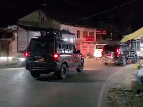 पुलिस और सेना के जवानों की गाड़ियां पूरे इलाके की छानबीन कर रही हैं।