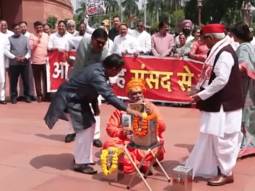 कई विपक्षी सांसदों ने दानपेटी में चंदा डाला।