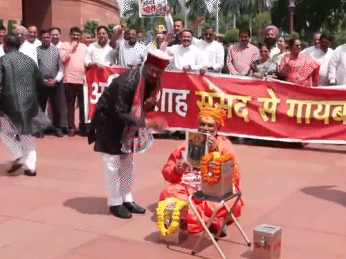 विपक्षी सांसद ने प्रदर्शन कर रहे पप्पू यादव के पैर छुए।