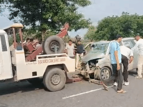दुर्घटनाग्रस्त गाड़ियों को मौके से हटवाकर गाड़ाखेड़ा पुलिस चौकी पहुंचाया गया।