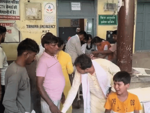 हादसे में सभी घायलों को पहले चिड़ावा के उपजिला हॉस्पिटल पहुंचाया गया, यहां से झुंझुनूं रेफर कर दिया।