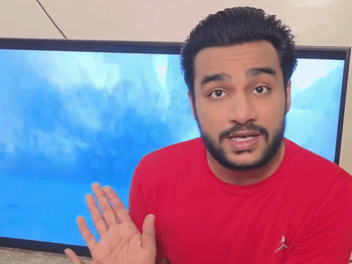 पाकिस्तानी कंटेंट क्रिएटर माविया उमर फारूकी क्रिकेट मैच और फिल्मों को लेकर ज्यादातर कंटेंट क्रिएट करते हैं।