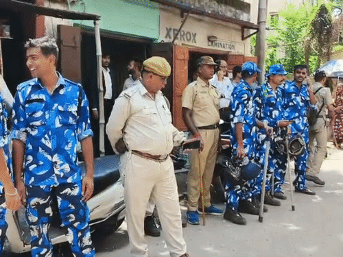 बर्धमान कोर्ट में आतंकी को पेश करते समय रैपिड एक्शन फोर्स तैनात की गई।