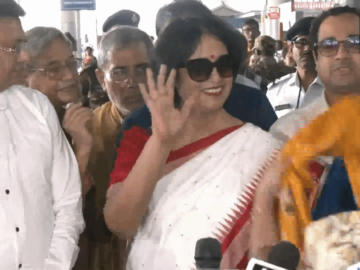 कोलकाता पहुंचने पर समर्थकों ने तसलीमा का स्वागत किया। - Dainik Bhaskar