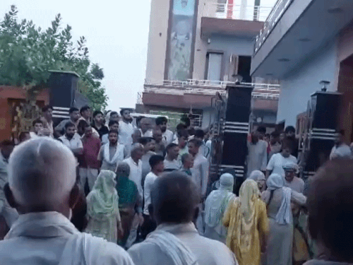 शुक्रवार शाम को बहु अकबरपुर गांव में शीलू बल्हारा के घर के बाहर हंगामा करते मुस्कान के मायके वाले।