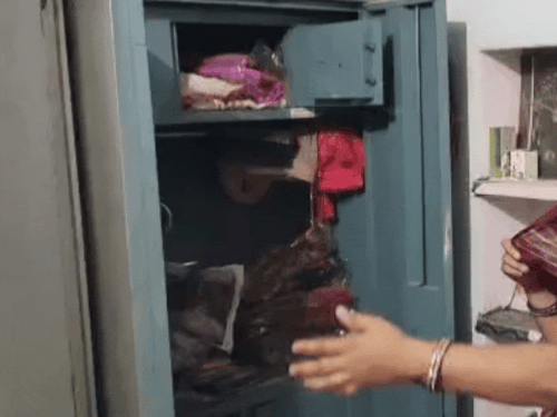 चोरी के बाद कमरों में सामान बिखरा हुआ मिला।