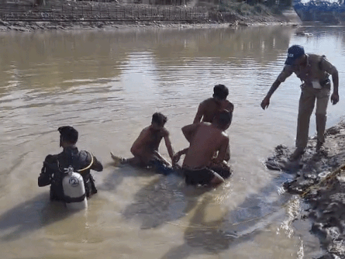 शवों को बाहर निकालकर हरिद्वार पुलिस ने पहचान की।