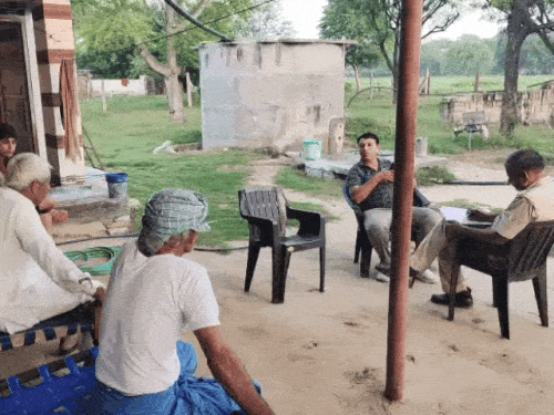 चोरी की घटना के बाद मौके पर पहुंची पुलिस। घरवालों से जनकारी ली।