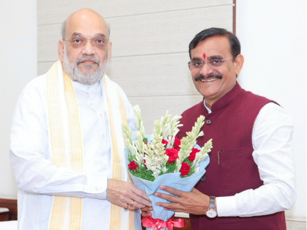 खजुराहो से भाजपा सांसद वीडी शर्मा दिल्ली में केंद्रीय गृह मंत्री अमित शाह से मिले।
