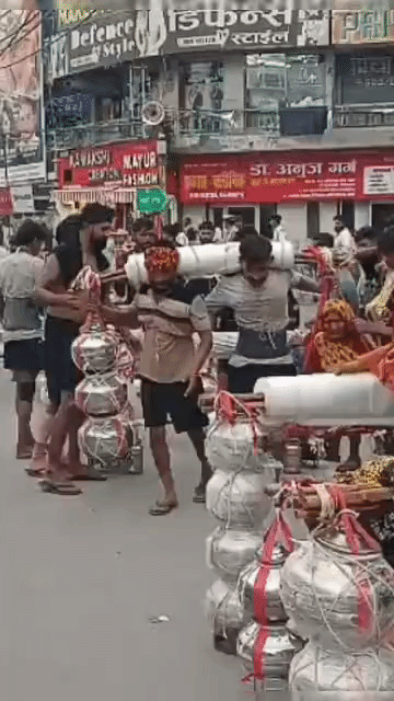 हापुड़ के रहने वाले प्रशांत राणा अपनी दादी शारदा देवी को कांवड़ में बैठाकर हरिद्वार से गंगाजल लेकर लौट रहे हैं।