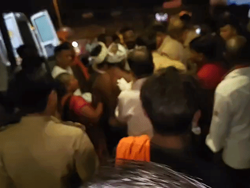 युवक की मौत की सूचना पर सीएचसी में भीड़ जुट गई। मौके पर अतिरिक्त पुलिस बल बुलाना पड़ा।